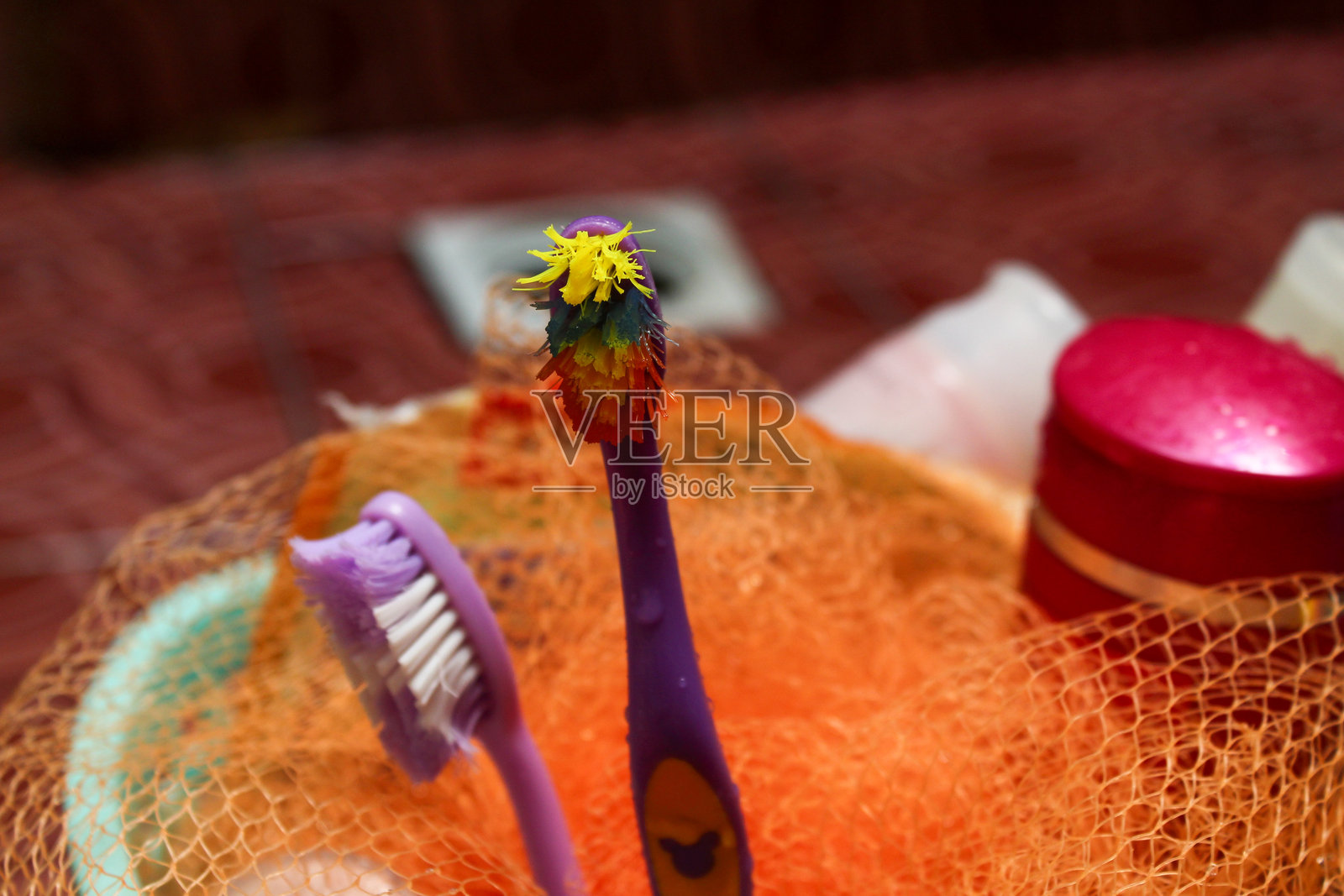 篮子里的牙刷、洗发水、牙膏、肥皂和洗漱用品照片摄影图片