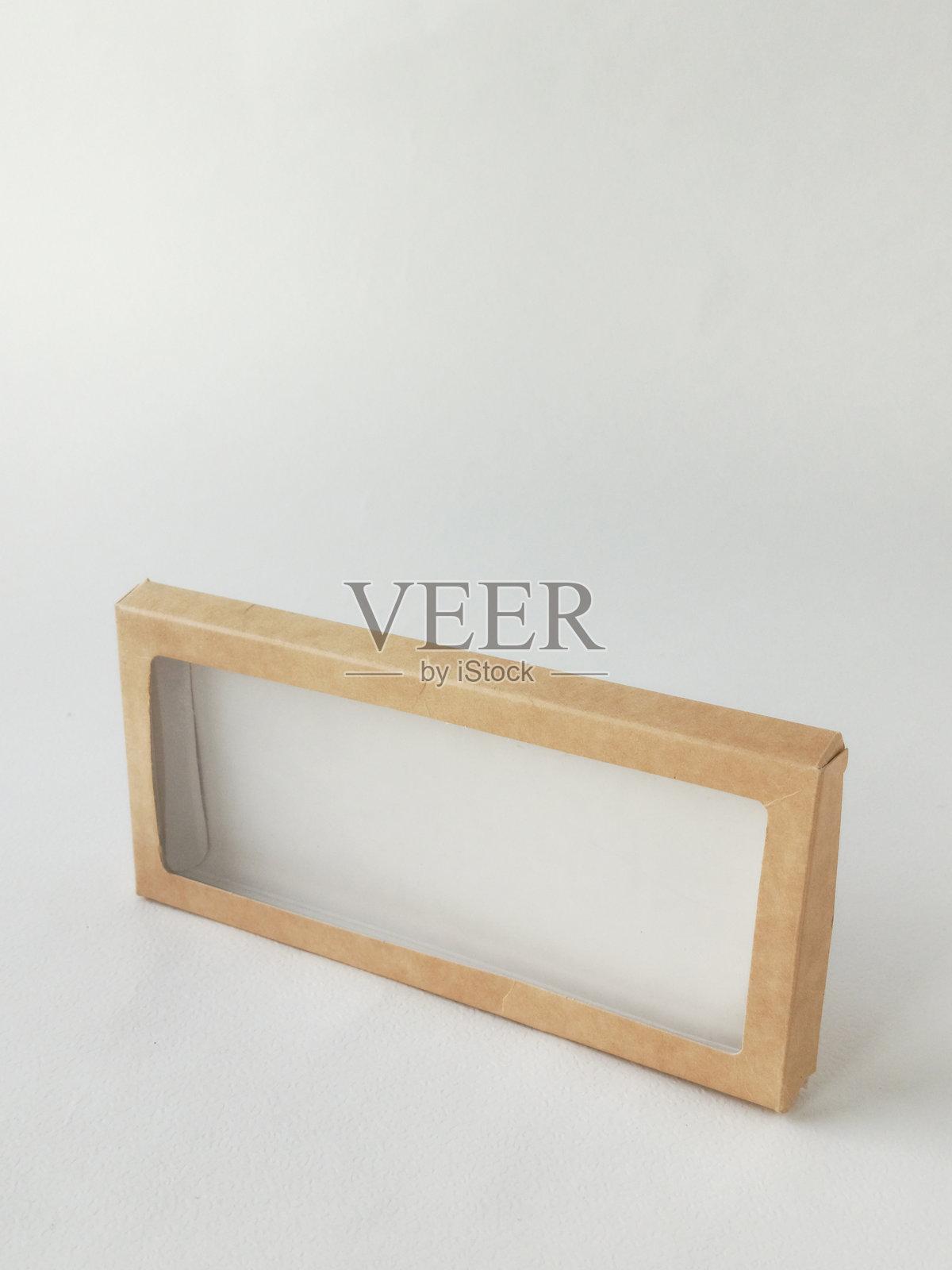 带透明窗的棕色纸板箱,背景为白色。广告背景,留有文字空间。可回收包装。照片摄影图片