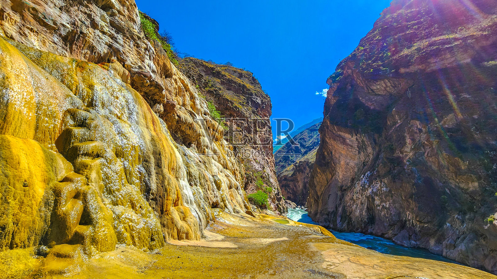 绿色水流河。流动的河流。河流的风景。阿普里马克河。阿班凯,秘鲁。秘鲁旅行。照片摄影图片