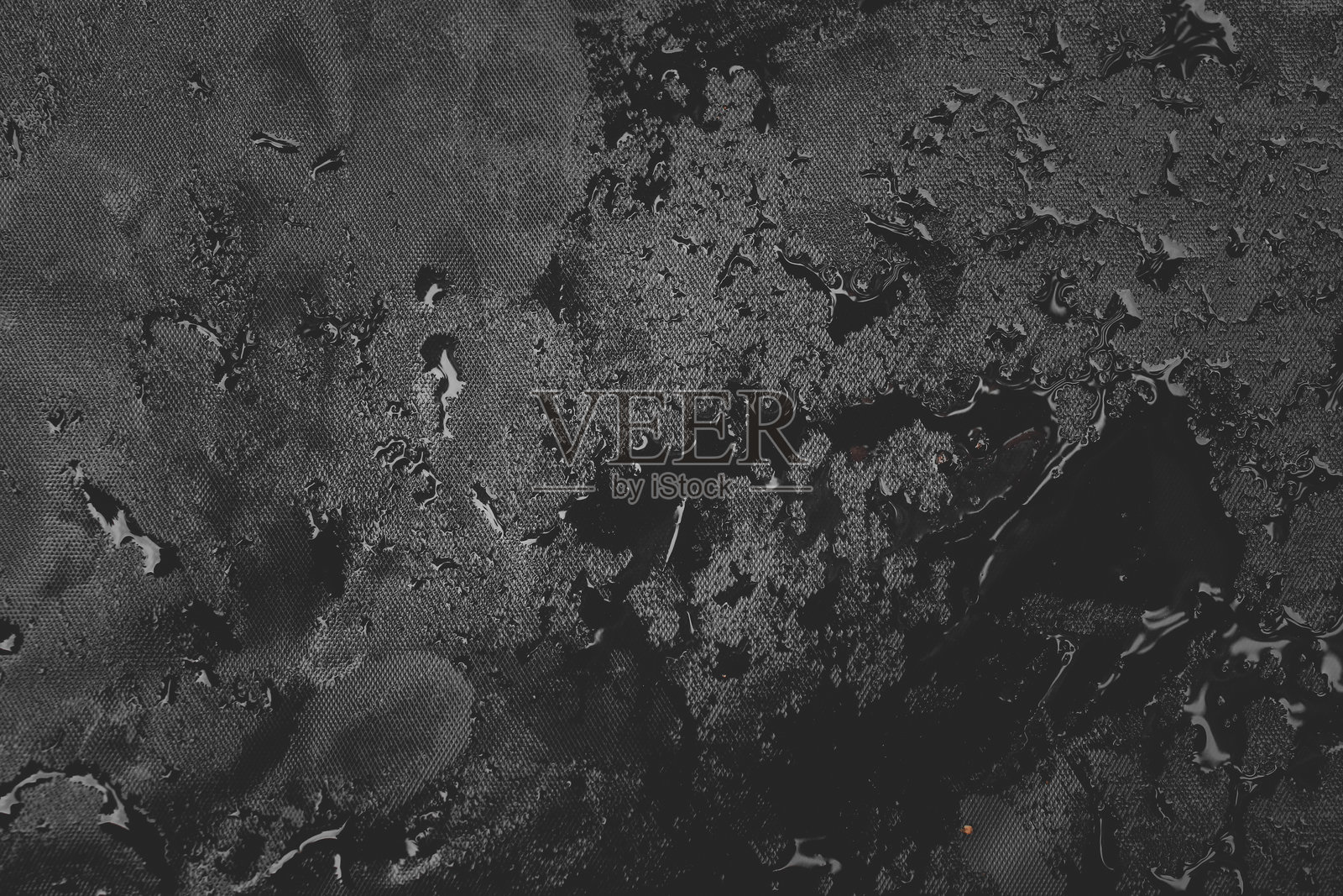 湿润的黑色深色背景上的纹理照片摄影图片