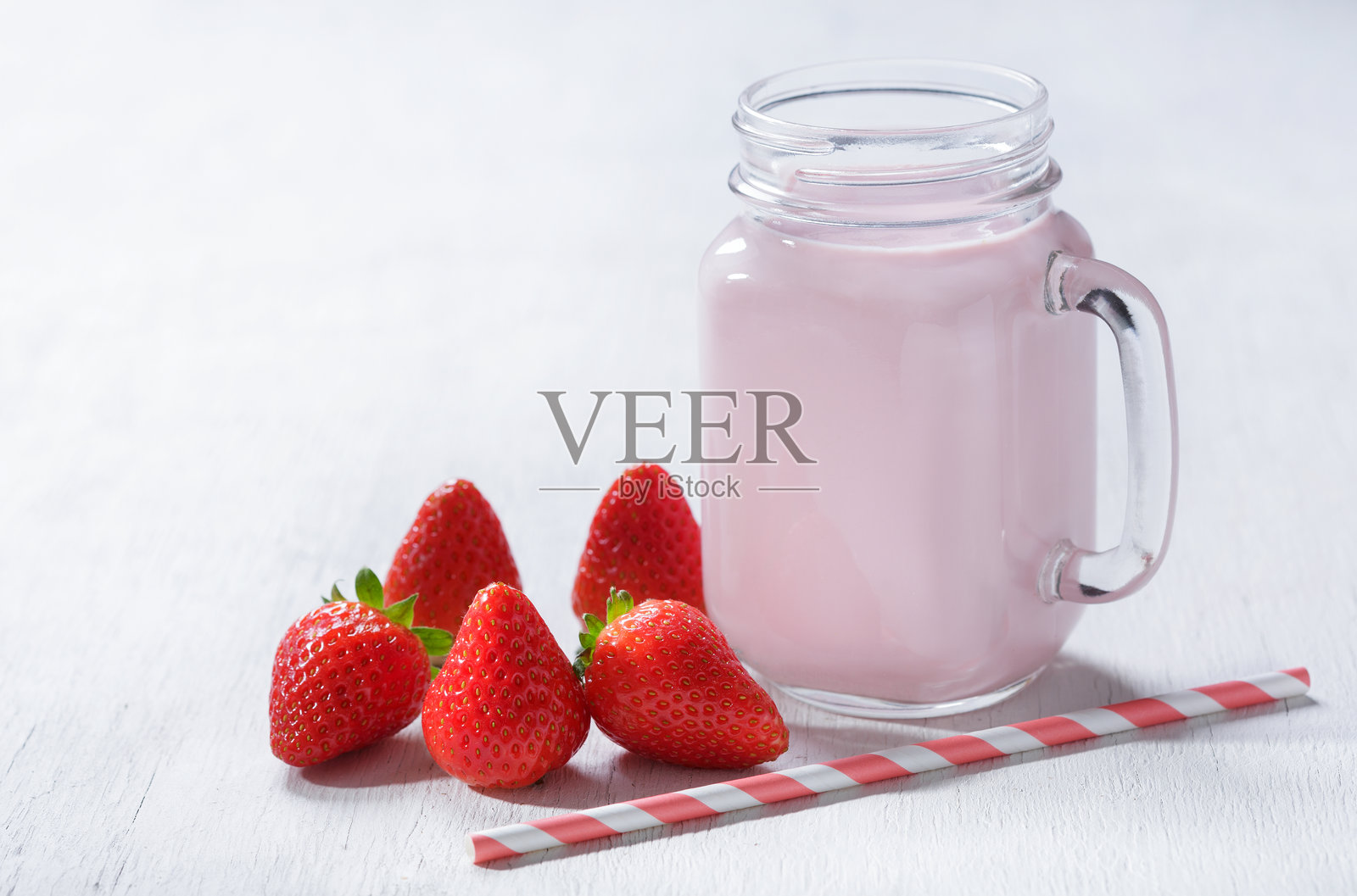 装有新鲜浆果的草莓冰沙玻璃罐照片摄影图片