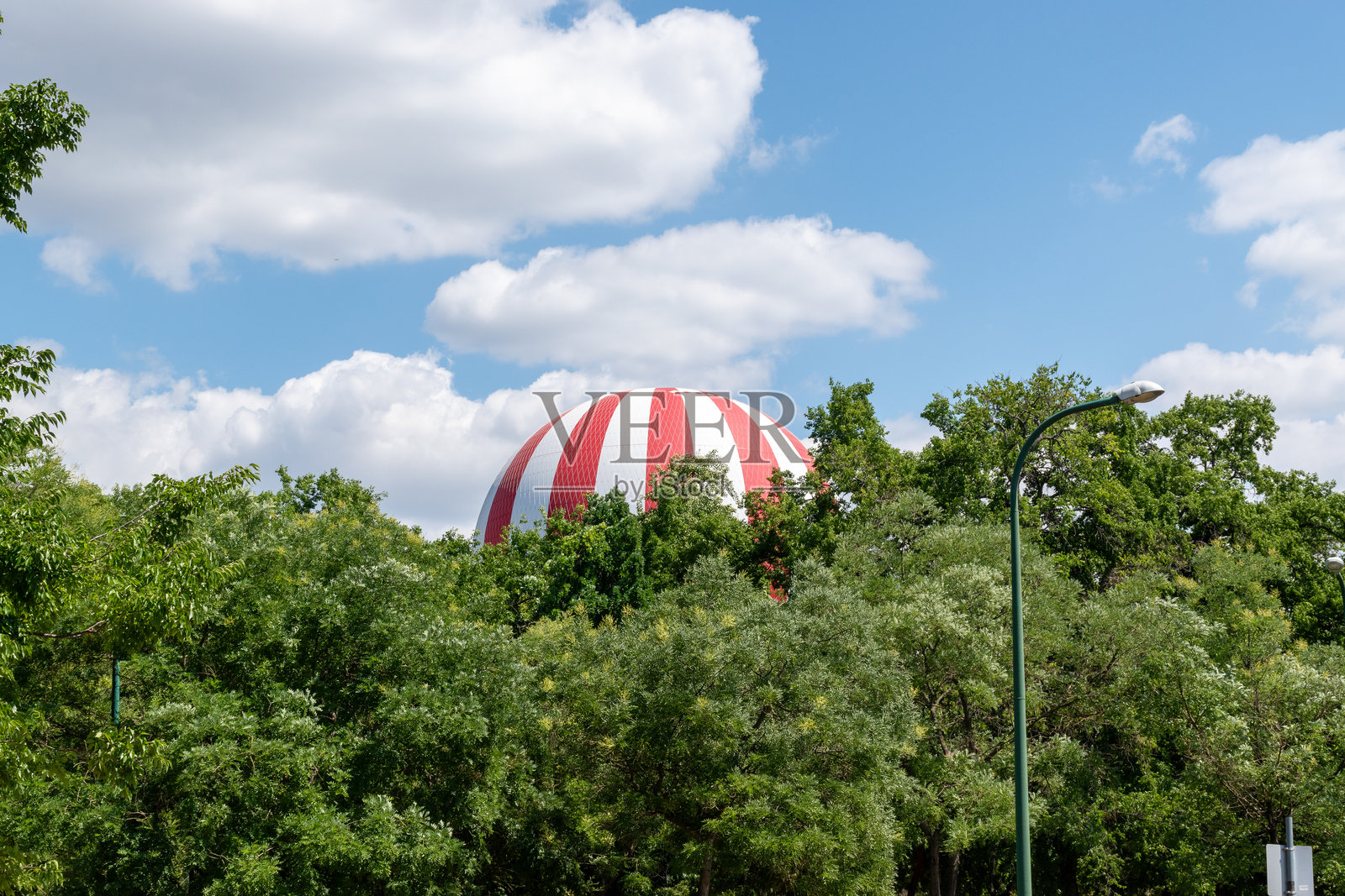 布达佩斯城市公园中的热气球照片摄影图片