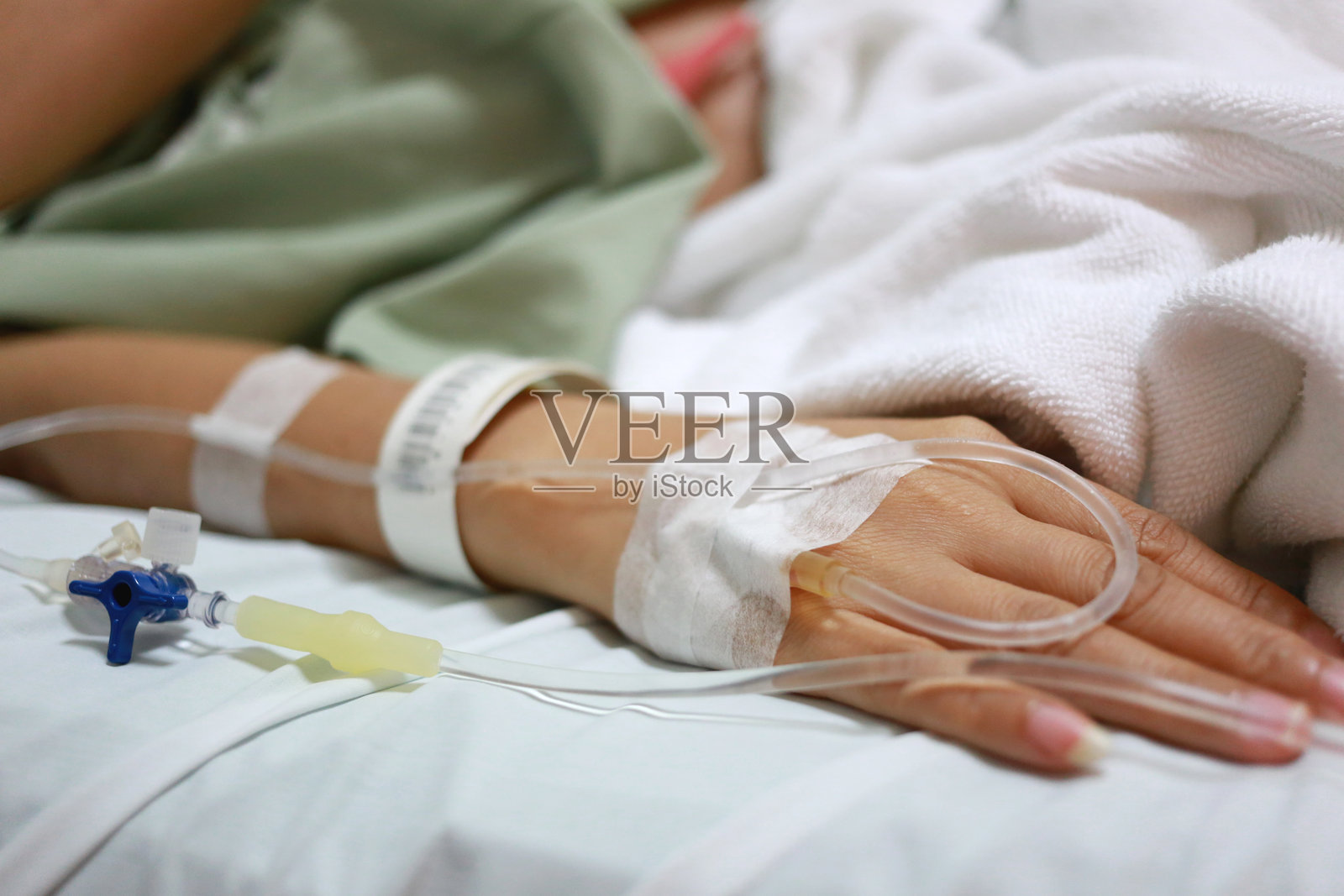 躺在床上的男人的中部照片摄影图片