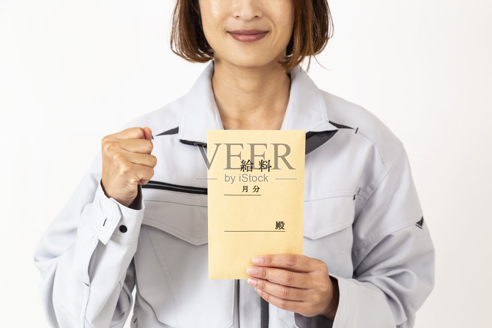 一位穿着工作服的女性手里拿着工资信封。照片摄影图片