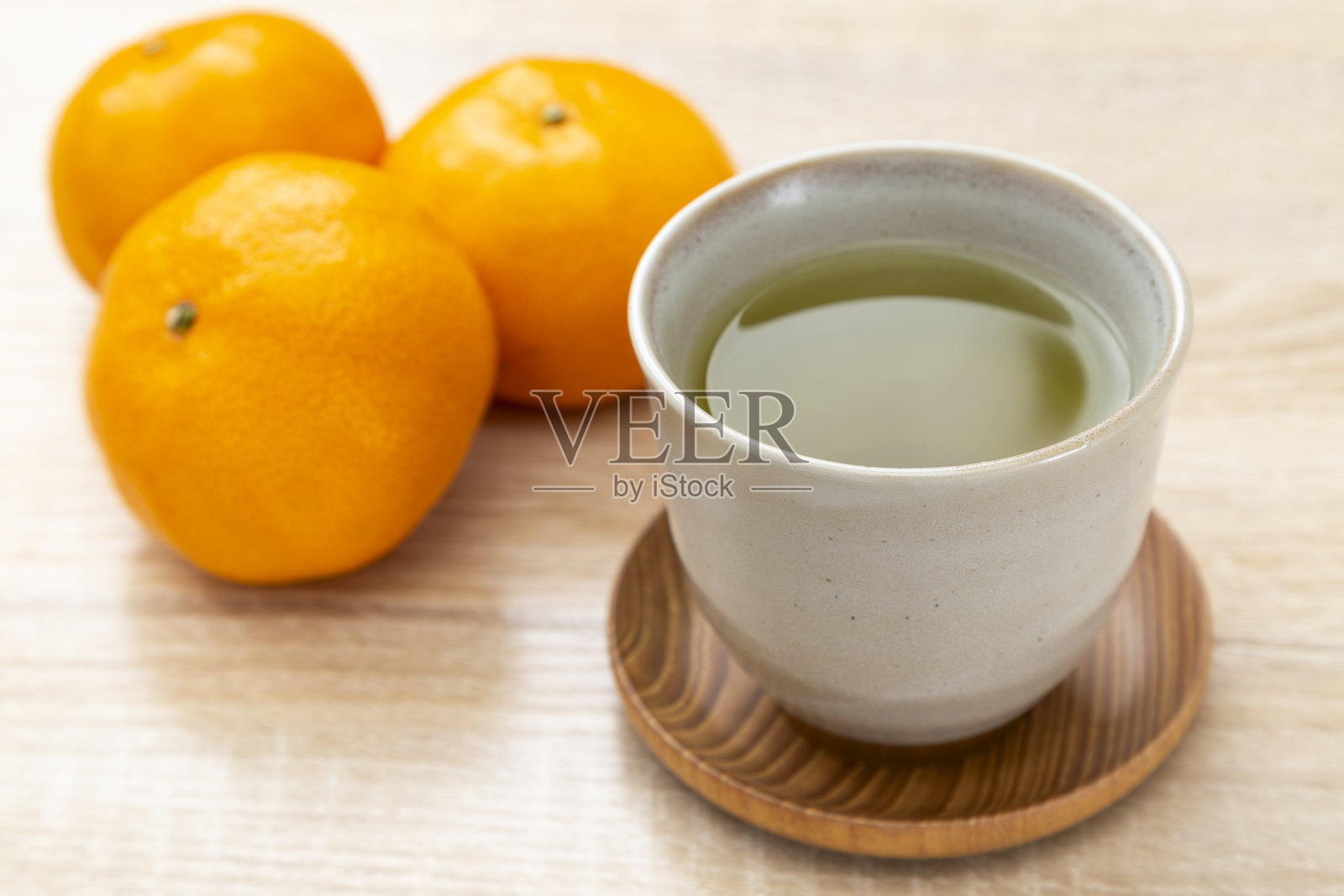 桌子上放着橘子和绿茶照片摄影图片