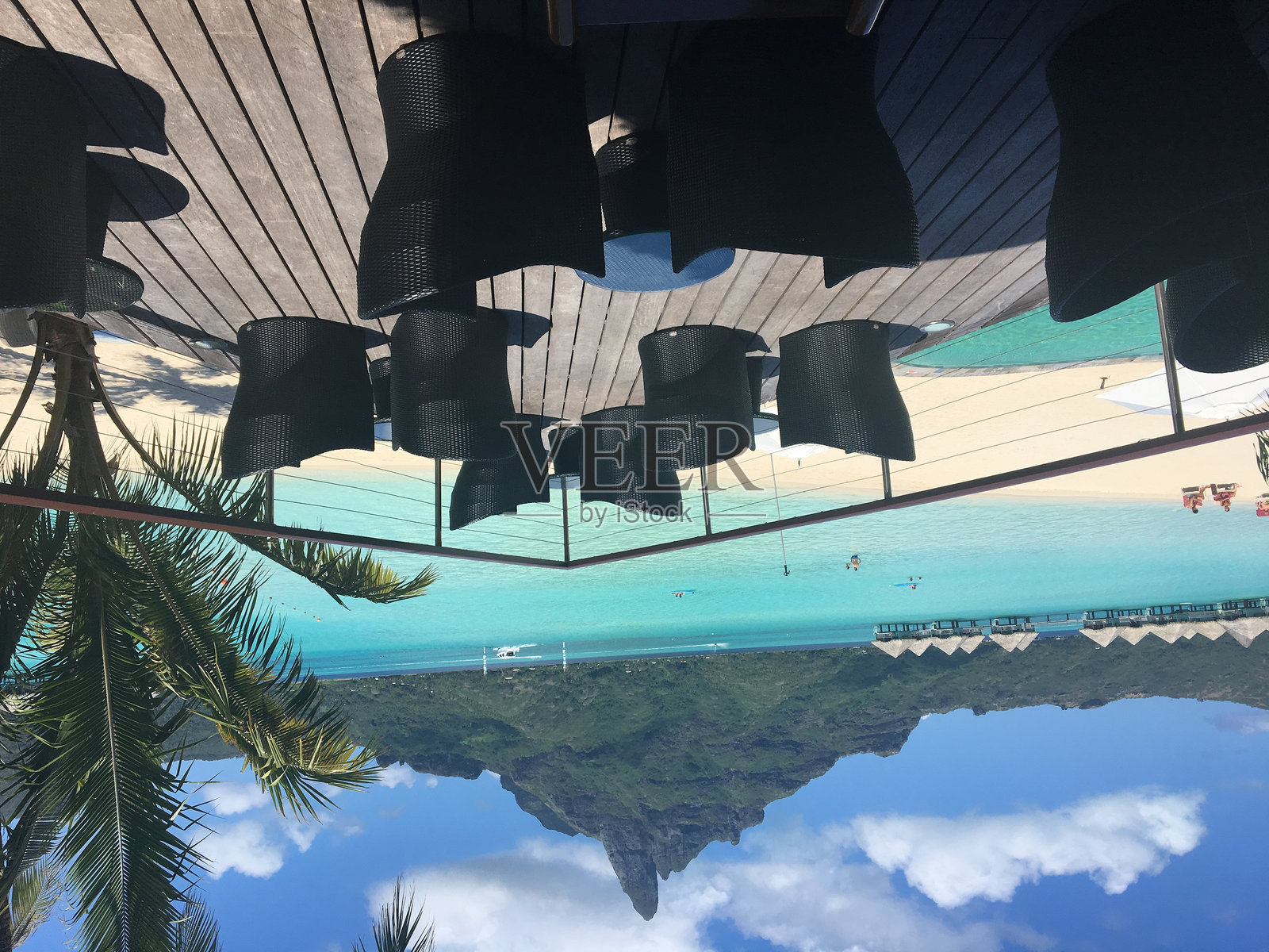 面朝碧绿泻湖和奥特曼山的椅子,波拉波拉岛照片摄影图片