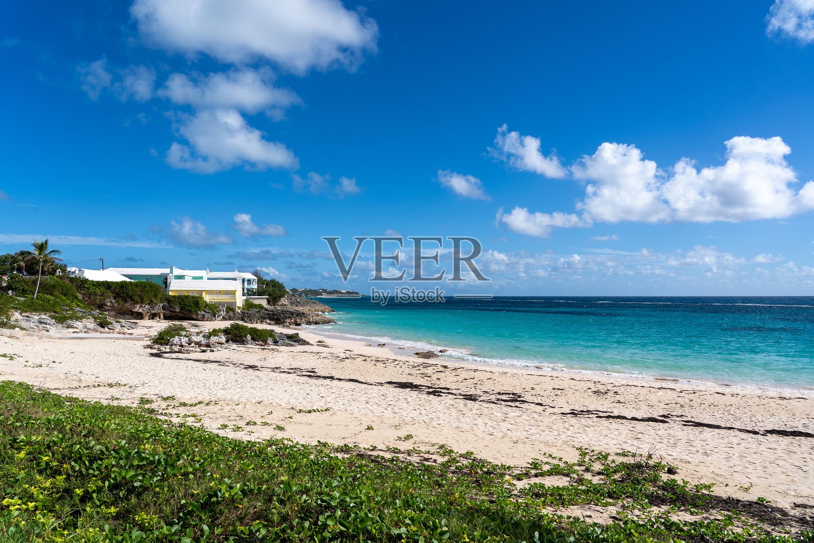 百慕大岛约翰·史密斯湾宁静的海滩景色,清澈的蓝色海水照片摄影图片