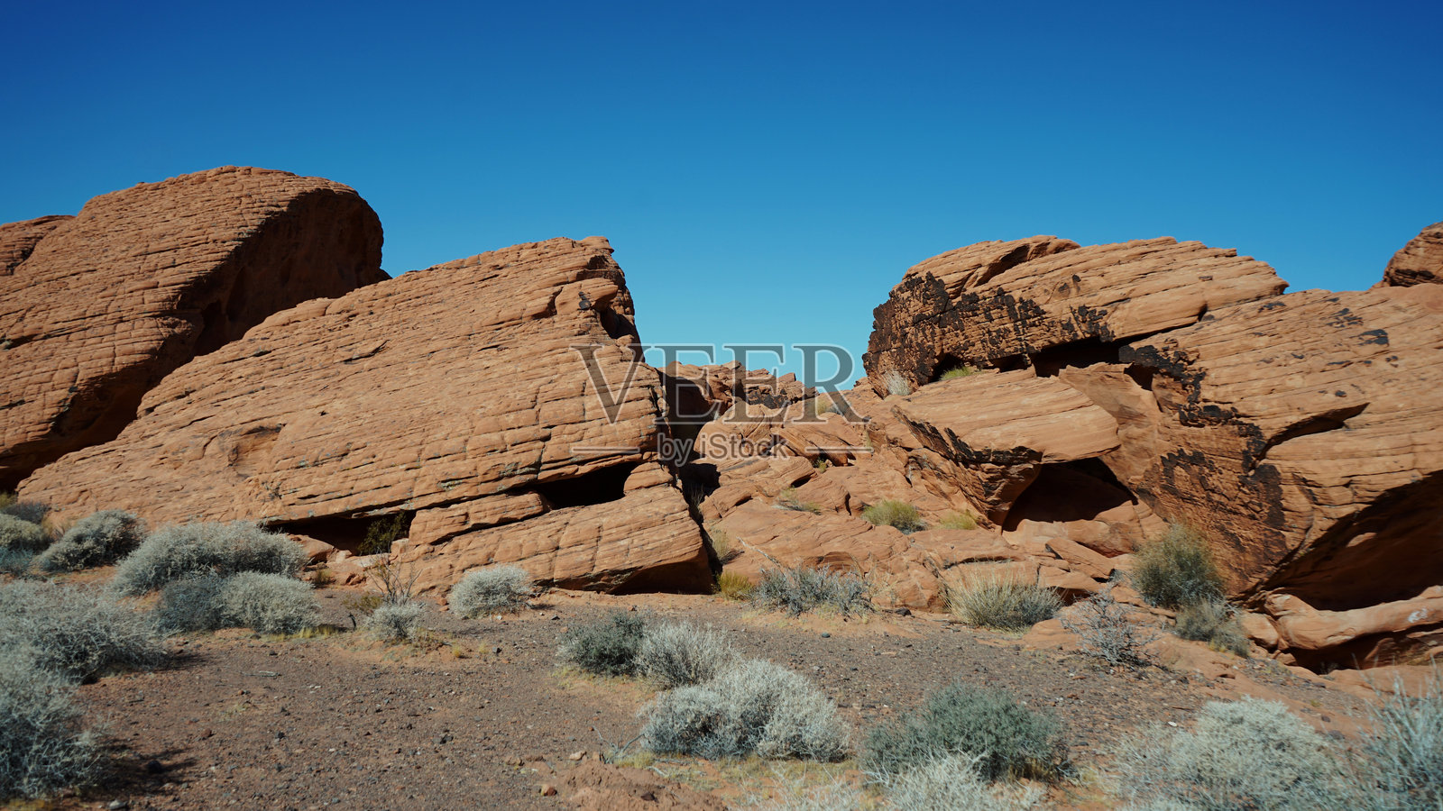 红石小径起点的黑白和彩色照片照片摄影图片