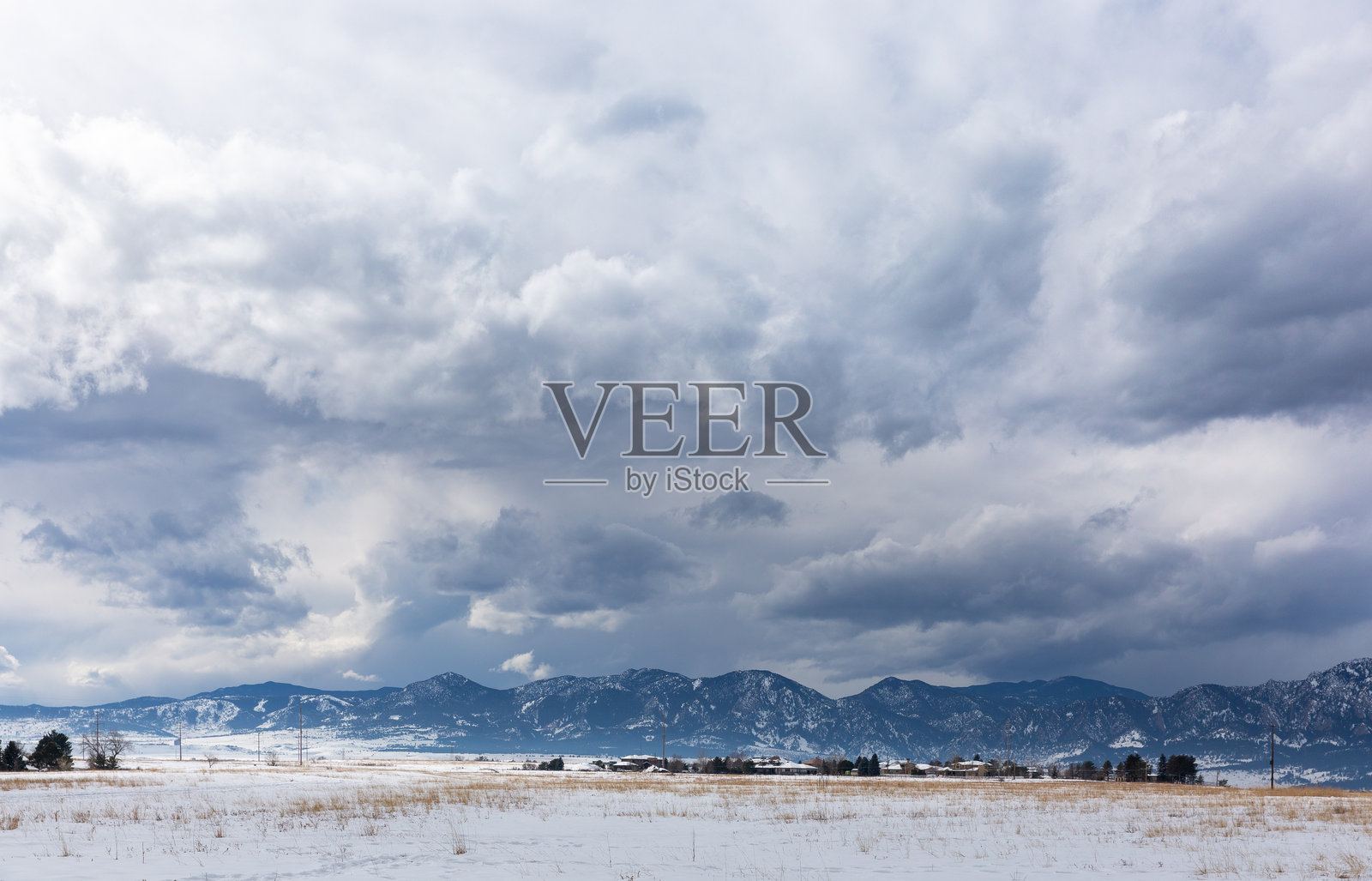 科罗拉多州博尔德县落基山脉上空的戏剧性云彩照片摄影图片