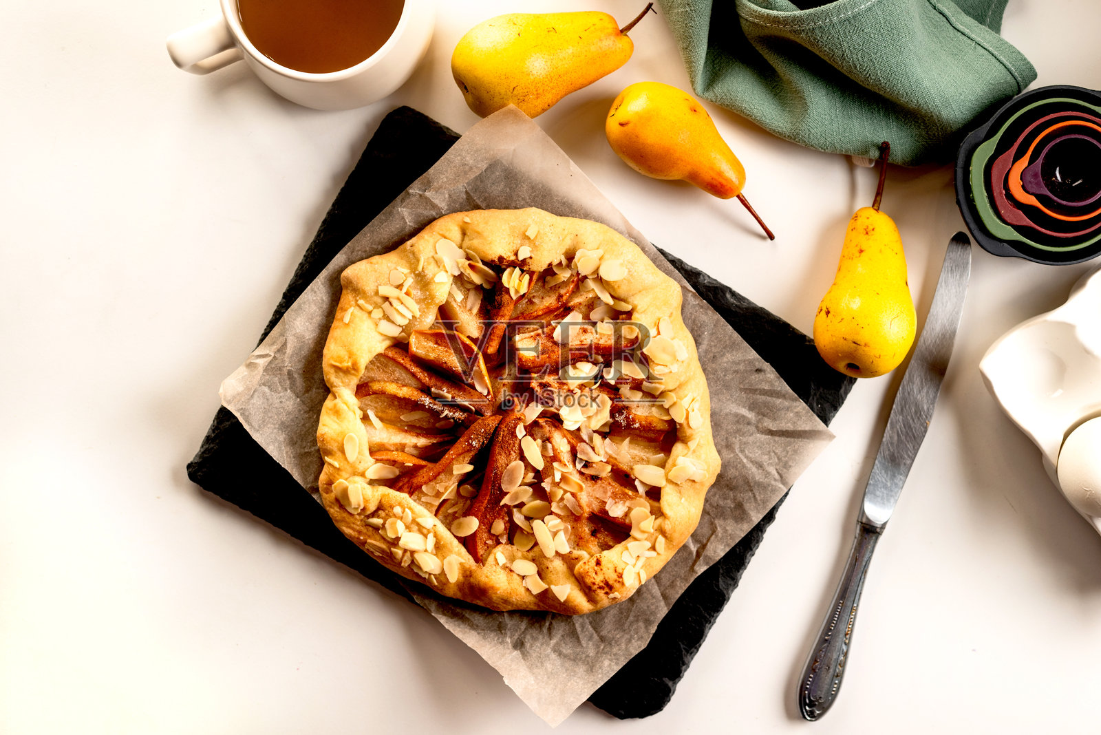 新鲜出炉的梨子塔放在烘焙纸上照片摄影图片