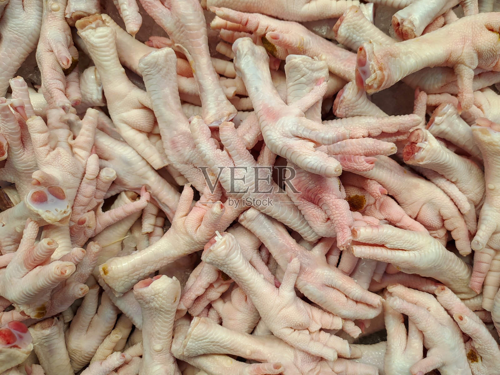 市场上生鸡爪的特写镜头照片摄影图片