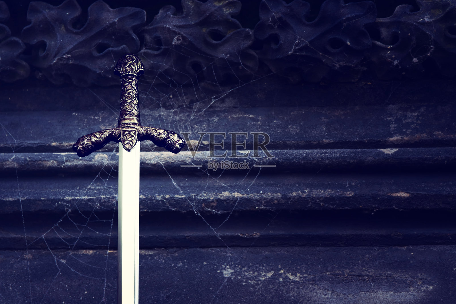 黑暗背景下的骑士剑照片。中世纪概念照片摄影图片