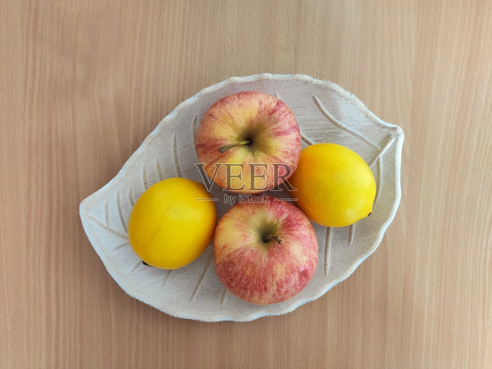 新鲜水果在盘子里。天然有机水果照片摄影图片