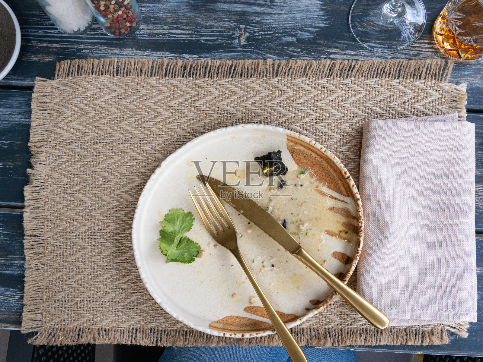 脏盘子,空餐厅碗,晚餐后,吃完的午餐,白盘子上的油和涂抹的酱汁照片摄影图片