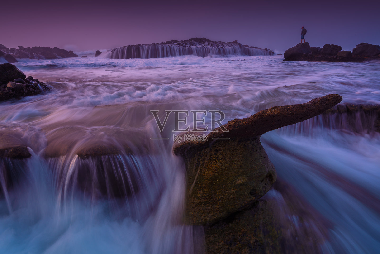 萨瓦尔纳海滩周围的风景和海景照片摄影图片