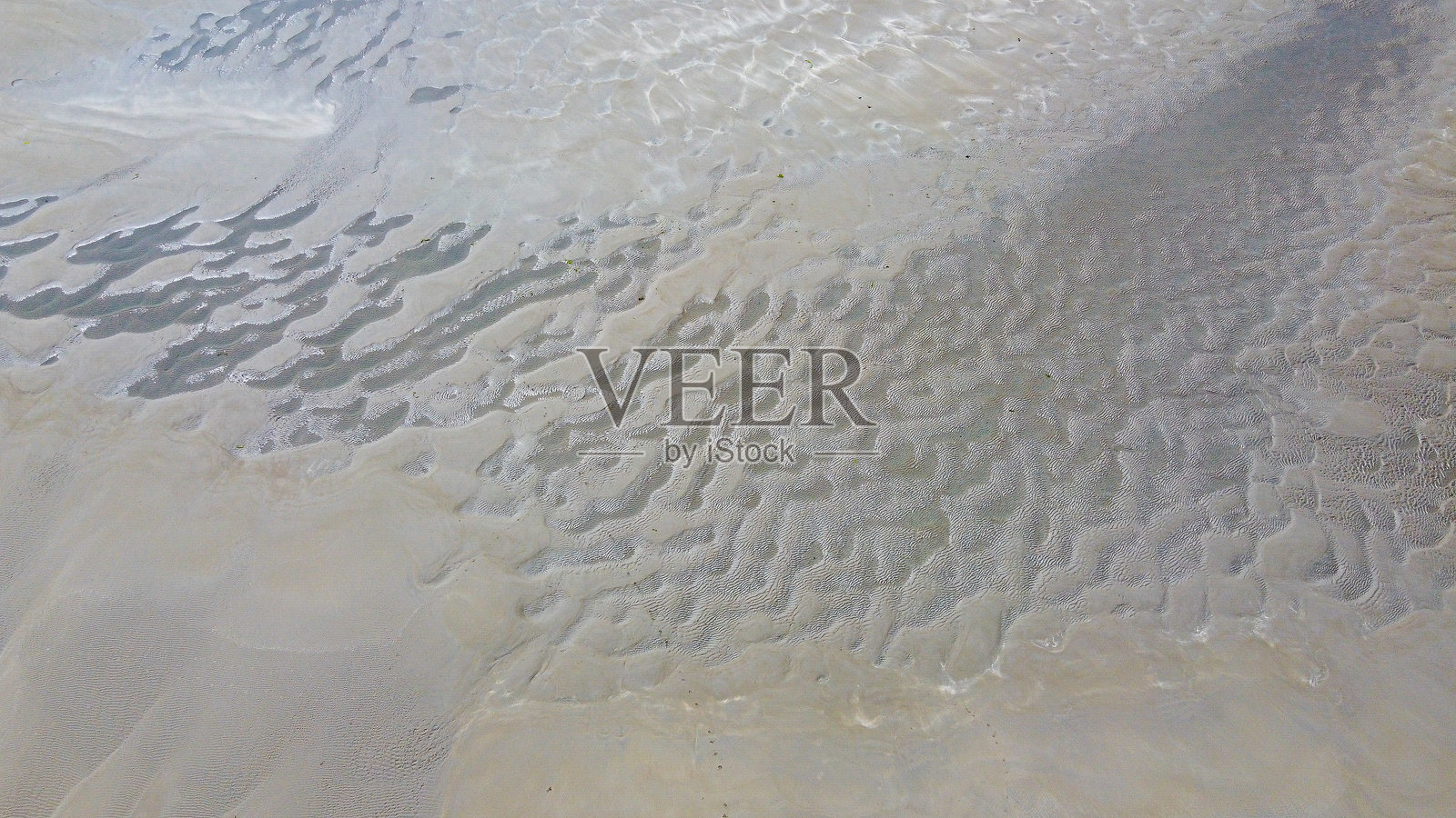 低潮时的沙滩,俯视图。独特的沙质纹理。照片摄影图片