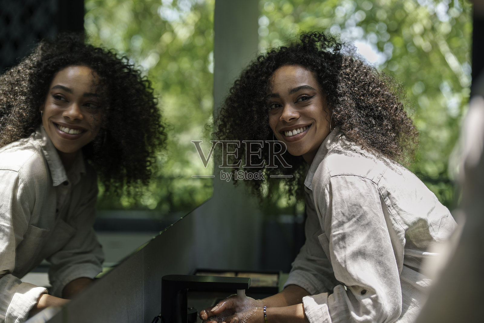 散发积极能量的非裔美国女性照片摄影图片