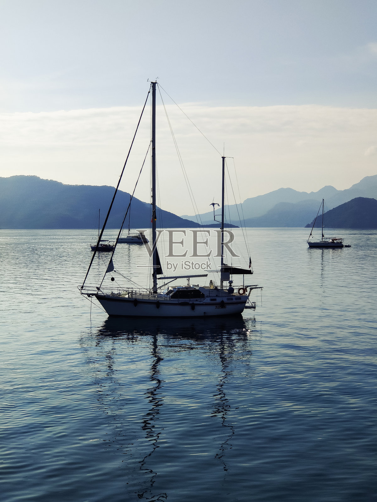 美丽的船只和小艇停靠在岸边照片摄影图片