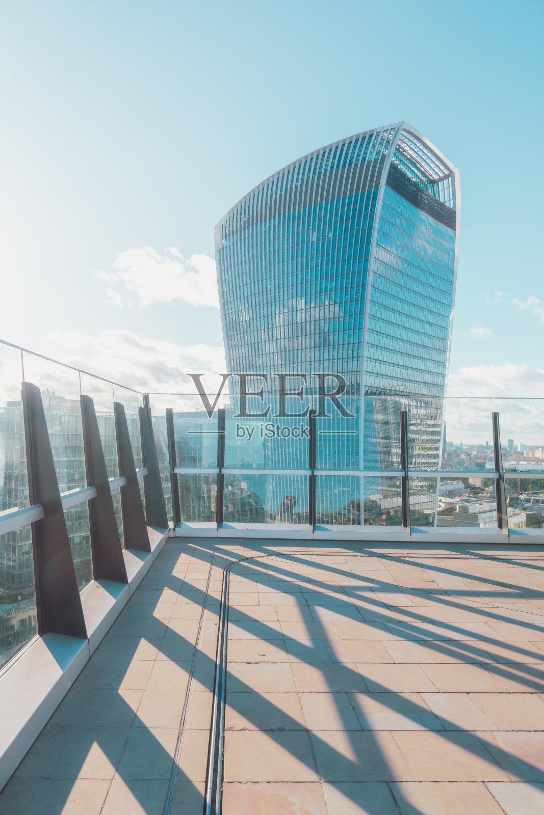 伦敦阳光明媚的日子里美丽的屋顶花园照片摄影图片