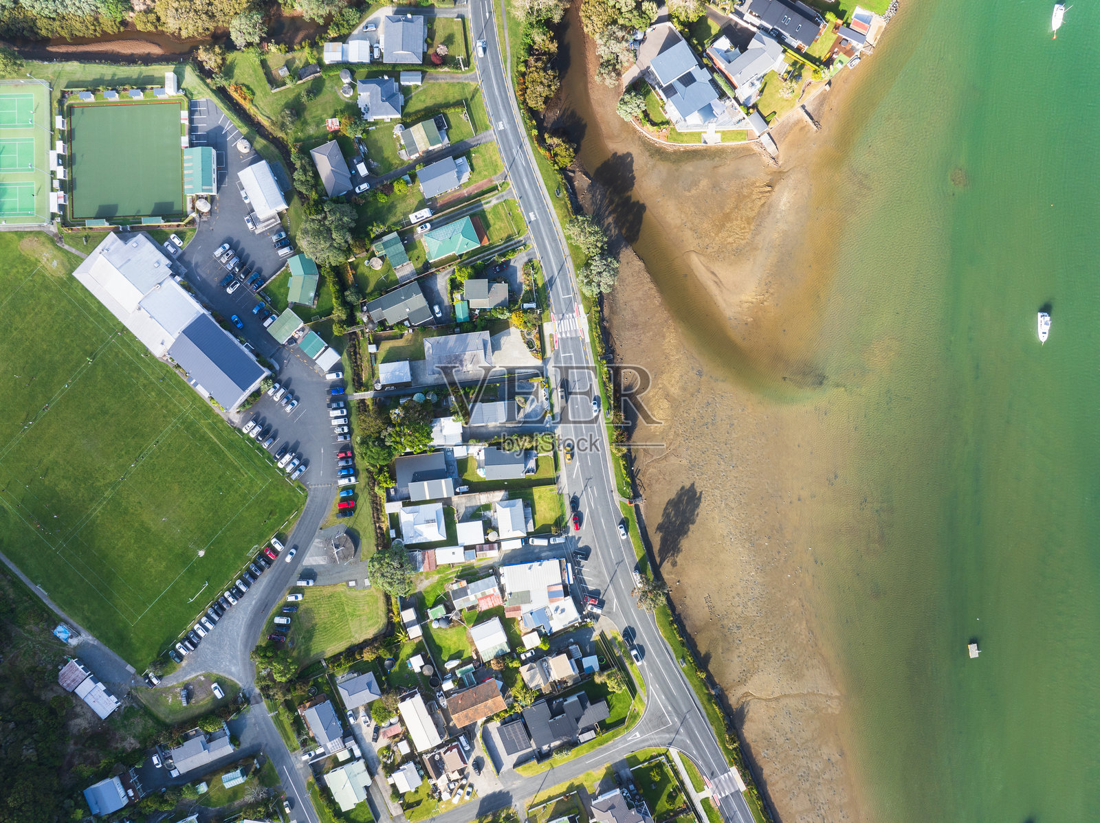 海边社区,充满了邻里之间的温暖。照片摄影图片