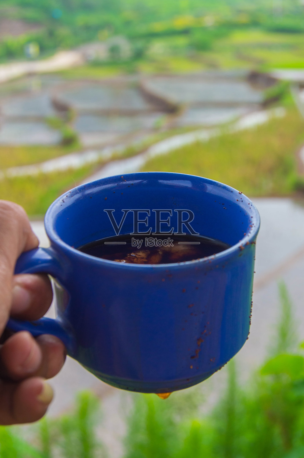 装有黑咖啡的玻璃杯。照片摄影图片