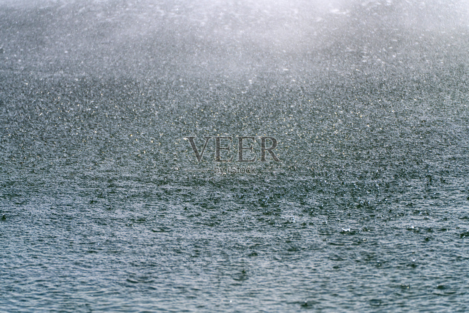 水面与喷泉喷雾照片摄影图片