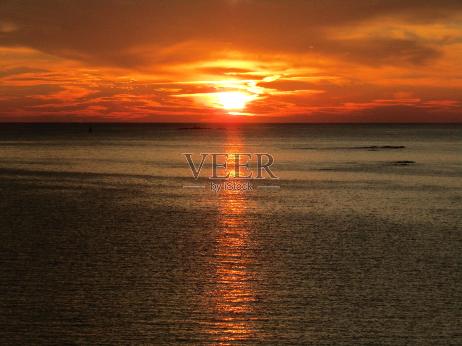 美丽而奇幻的东海日落,位于熊本县天草市牛深的鱼之木和黑石,被评选为日本百大日落之一。照片摄影图片