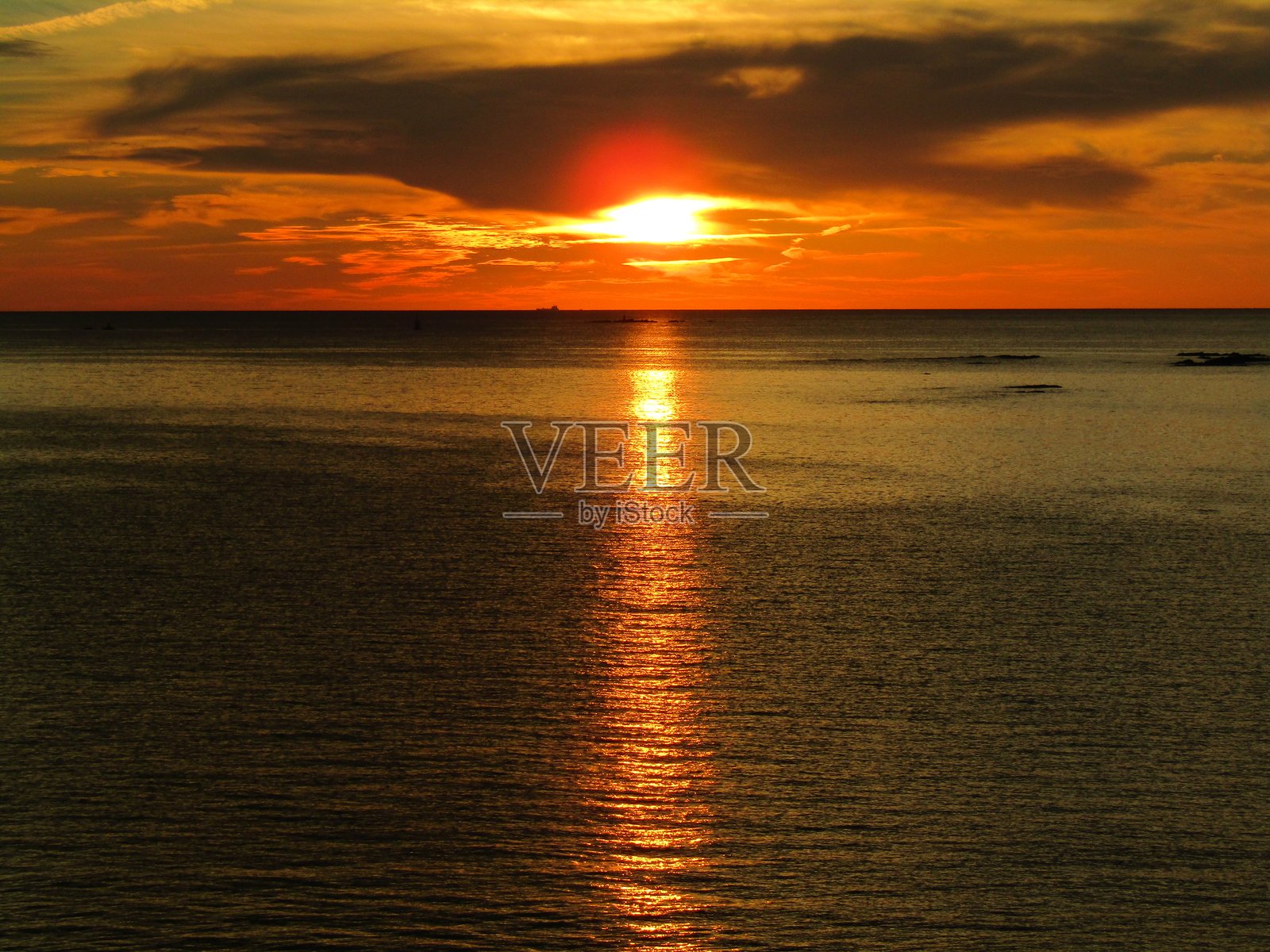 美丽而奇幻的东海日落,位于熊本县天草市牛深的鱼之木和黑石,被评选为日本百大日落之一。照片摄影图片