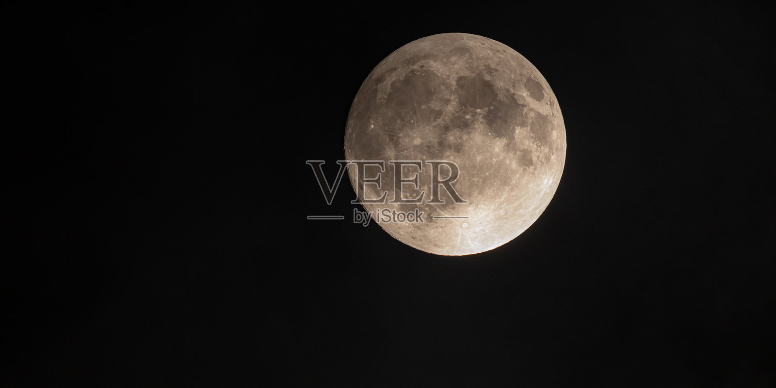 夜空中明亮的满月照片摄影图片