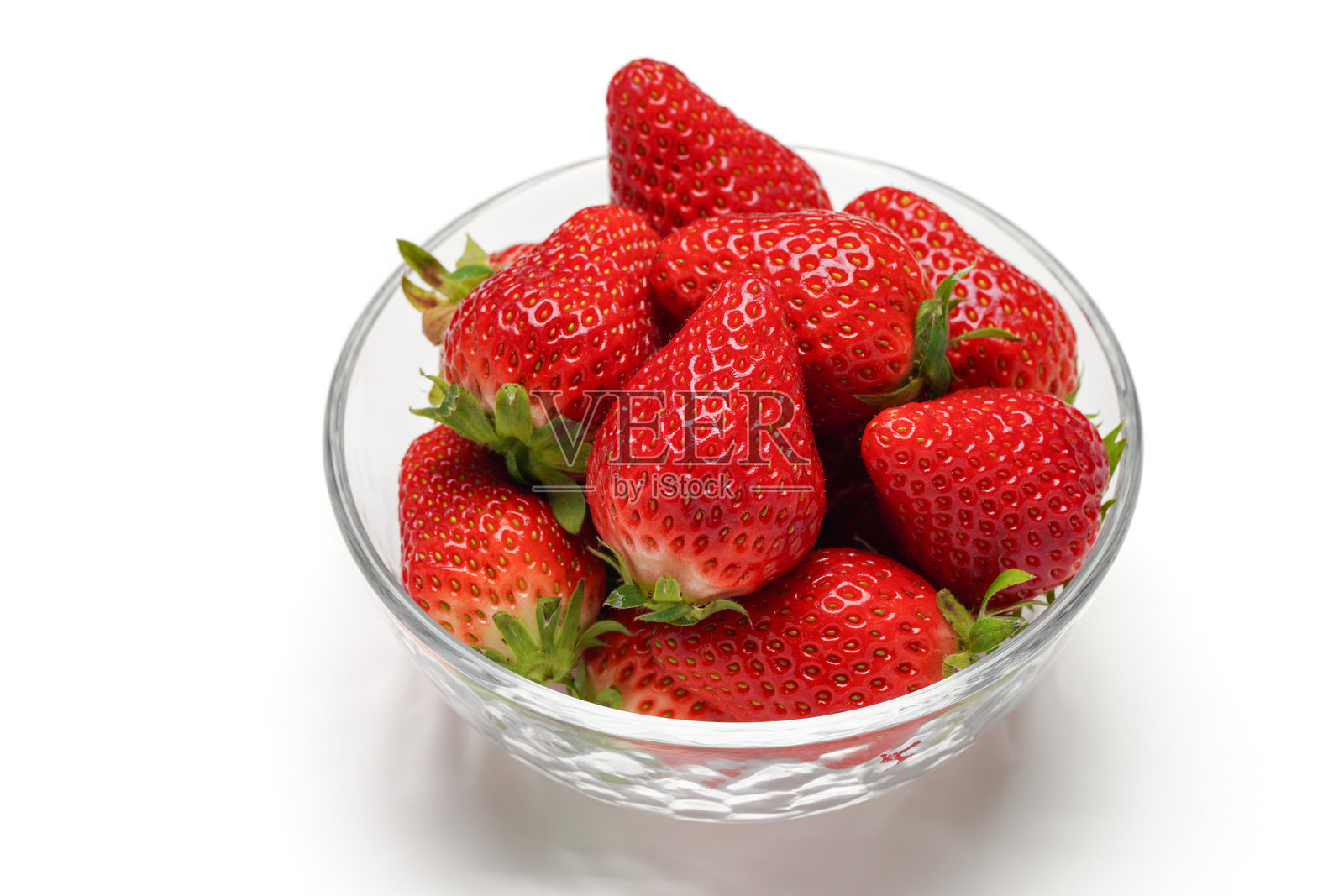 新鲜草莓在白色背景上照片摄影图片