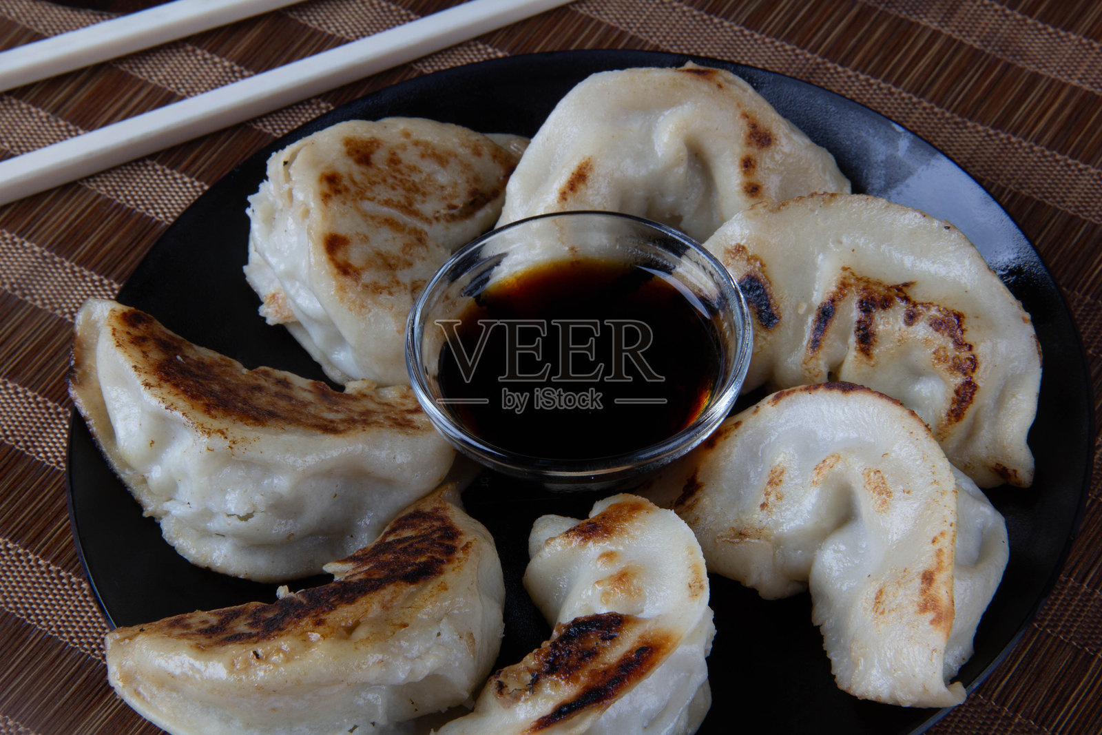 木盘上的蒸饺特写照片摄影图片