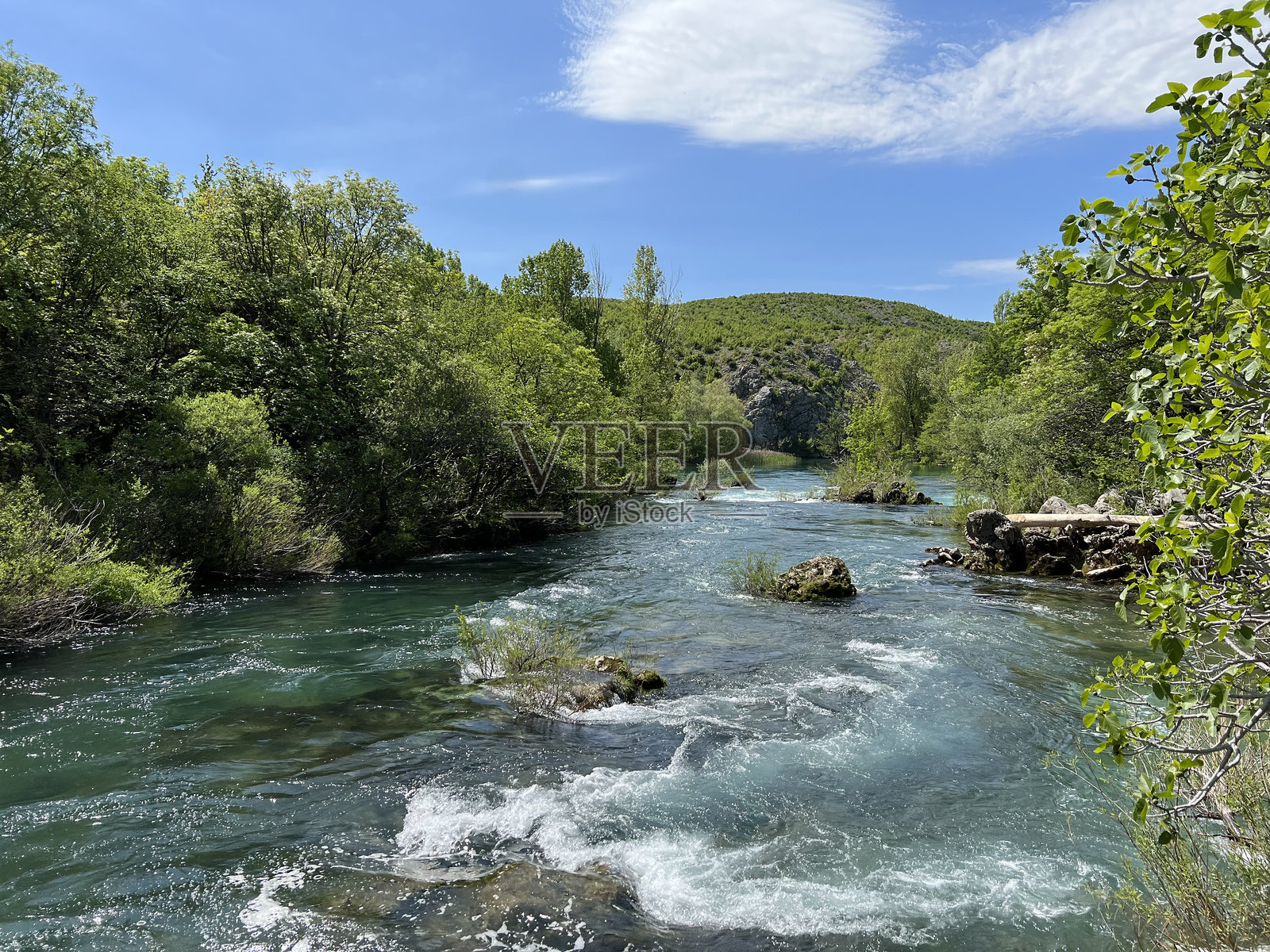 在克罗地亚韦莱比特自然公园穆什科维茨的贝尔贝罗夫瀑布附近的兹尔曼尼亚河照片摄影图片