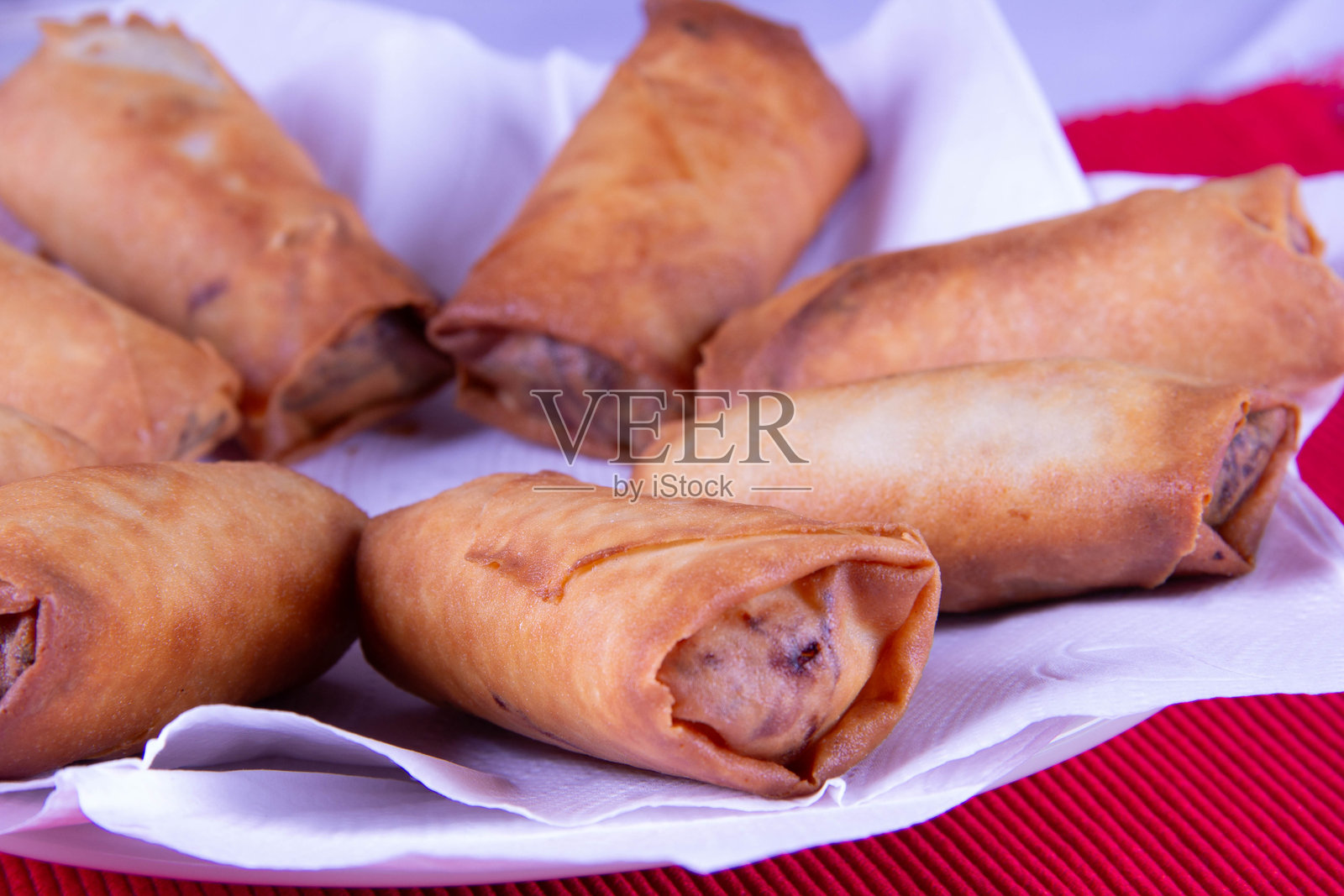 酥脆的菲律宾春卷,内含美味馅料照片摄影图片