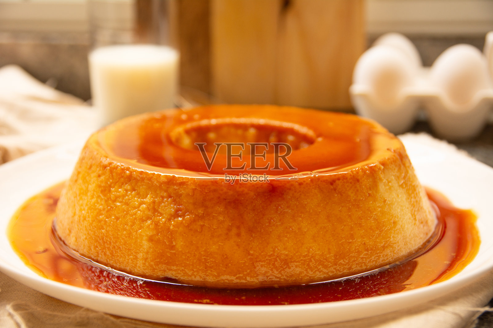 焦糖布丁,顶部有融化的焦糖,正面视角照片摄影图片