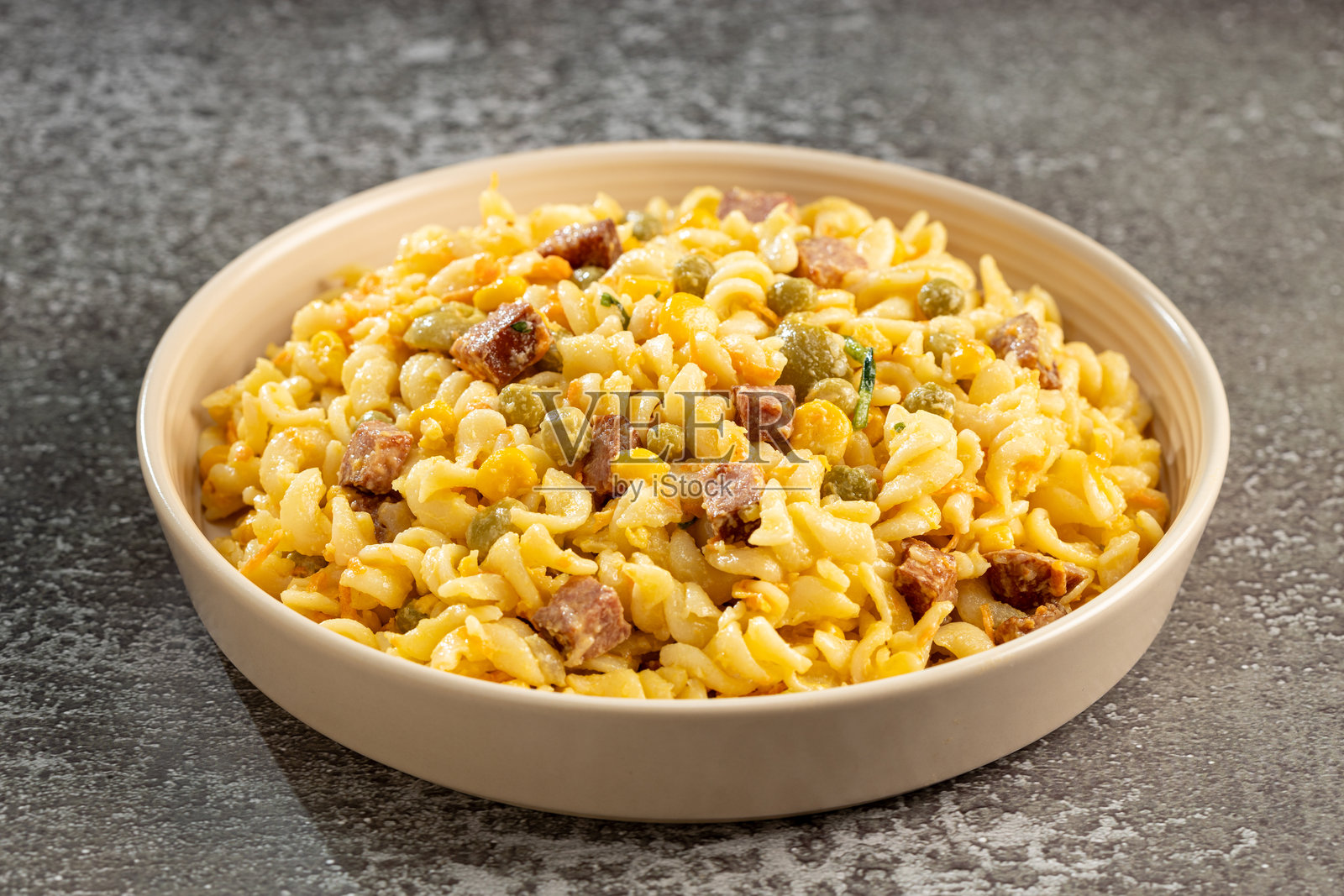 桌子上的意大利面沙拉。通心粉沙拉。照片摄影图片