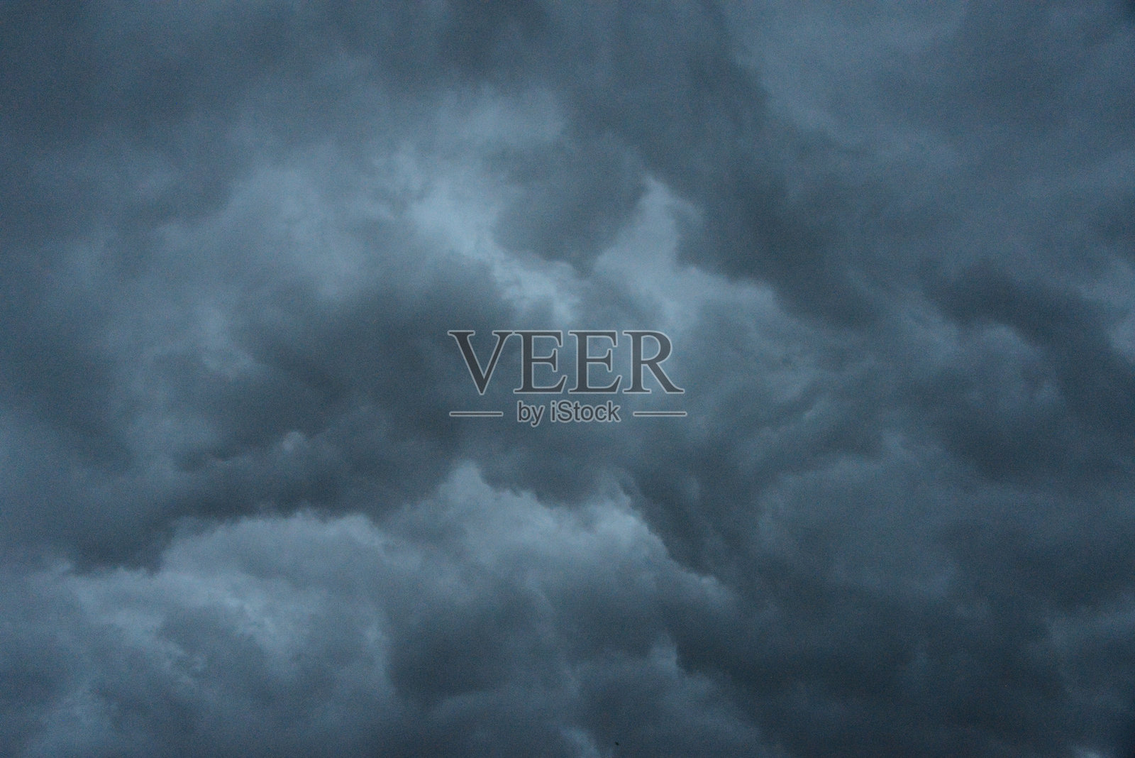 低角度视图的暴风云在天空中照片摄影图片