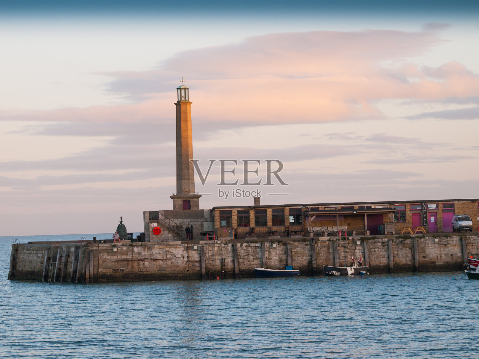 河边的建筑物与天空相映成趣照片摄影图片