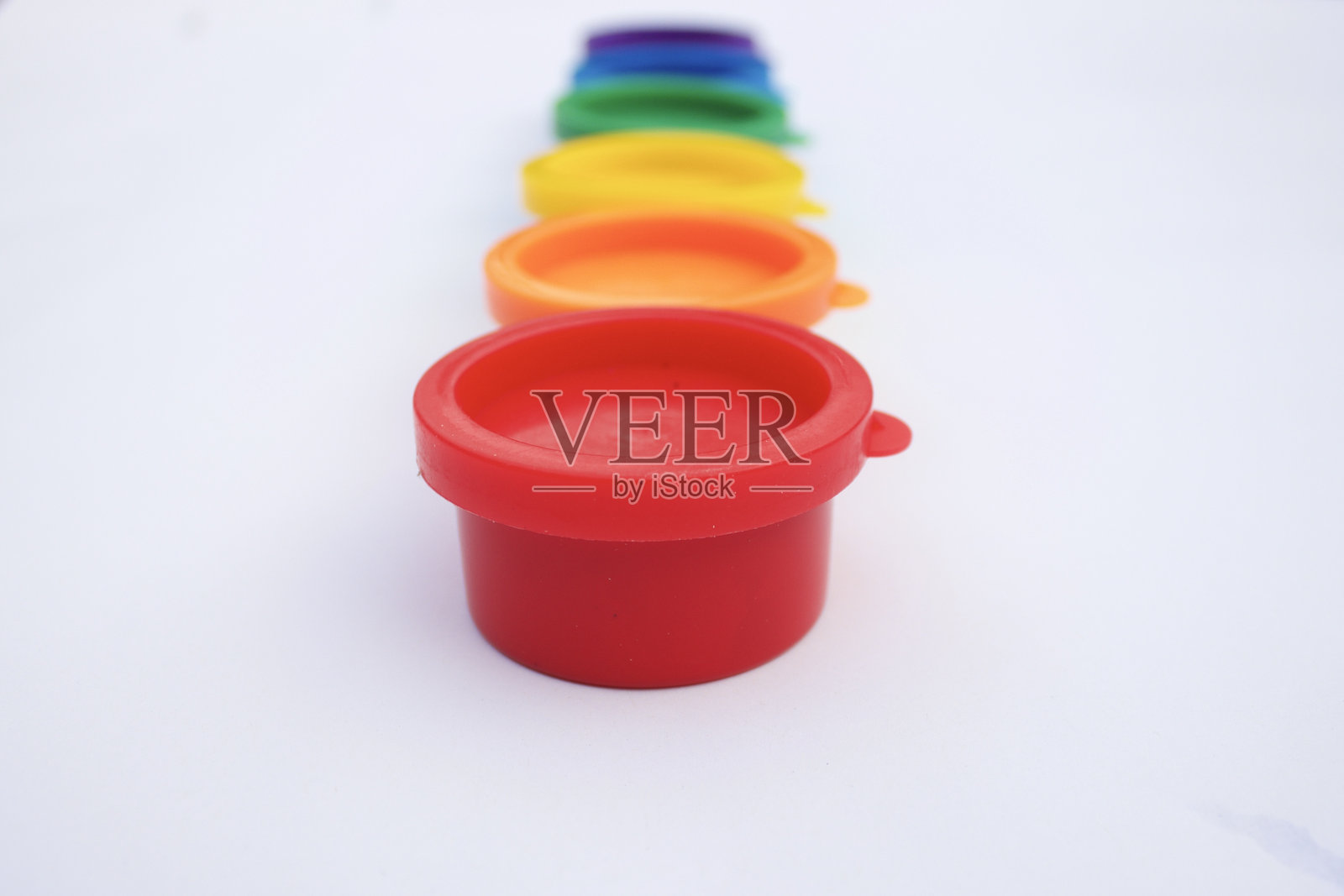 白色背景上的油漆容器特写照片摄影图片