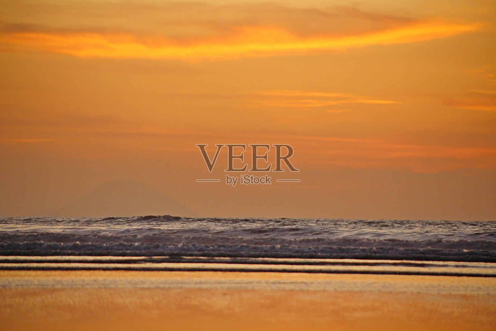 巴西贝尔季奥加伊塔瓜雷海滩的金色日出波浪照片摄影图片