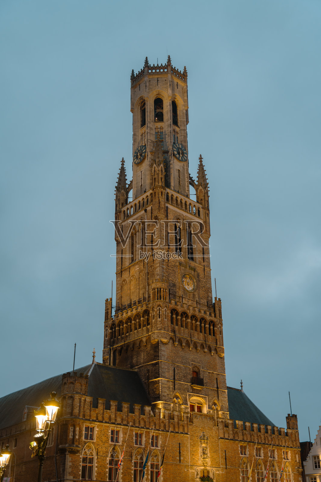 布鲁日的钟楼称为贝尔福特,是比利时布鲁日的一座中世纪钟楼。西弗拉芒。西弗拉芒省。日落照片。照片摄影图片