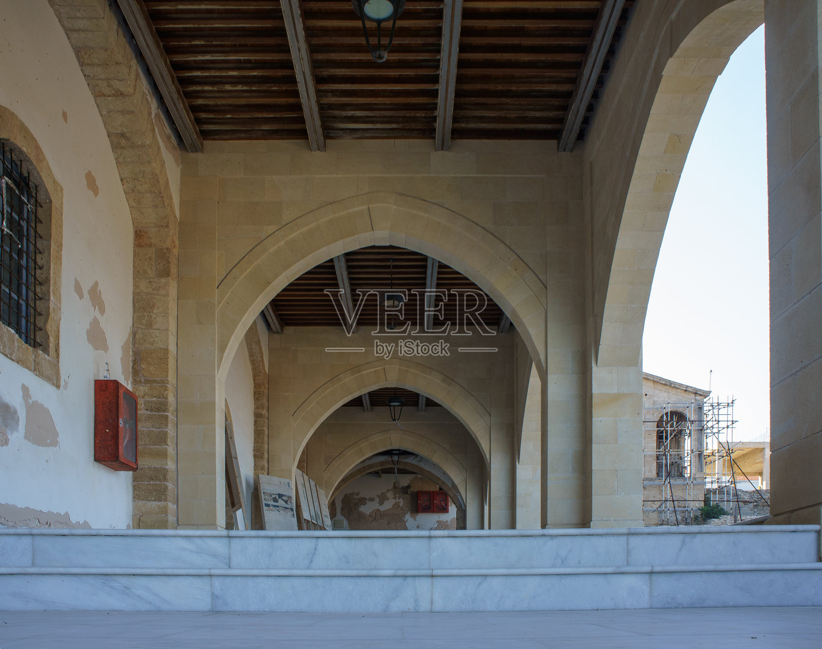 在黄昏时分探索历史悠久的欧洲城市中古老石拱廊的美丽拱门。照片摄影图片