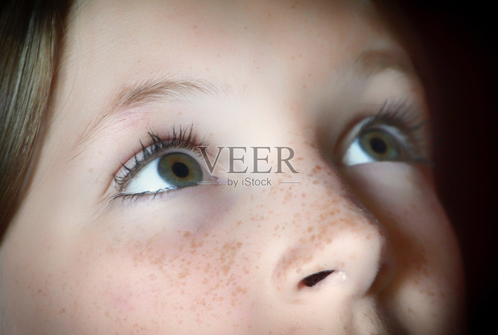 女孩仰望的特写镜头照片摄影图片