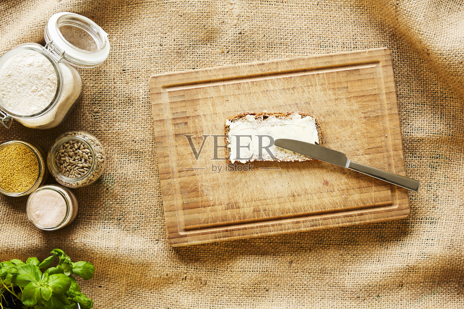 切菜板上涂有黄油的面包俯视图照片摄影图片