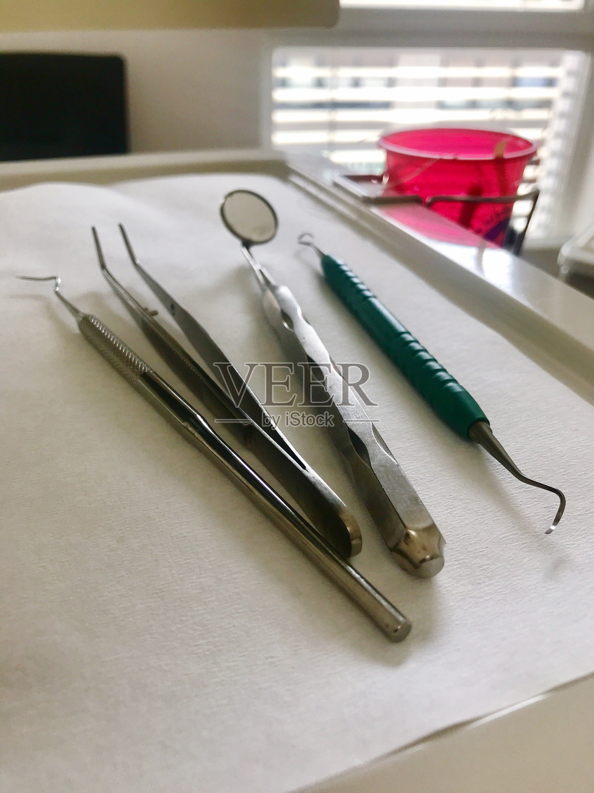 高角度视图的桌子上的工具照片摄影图片