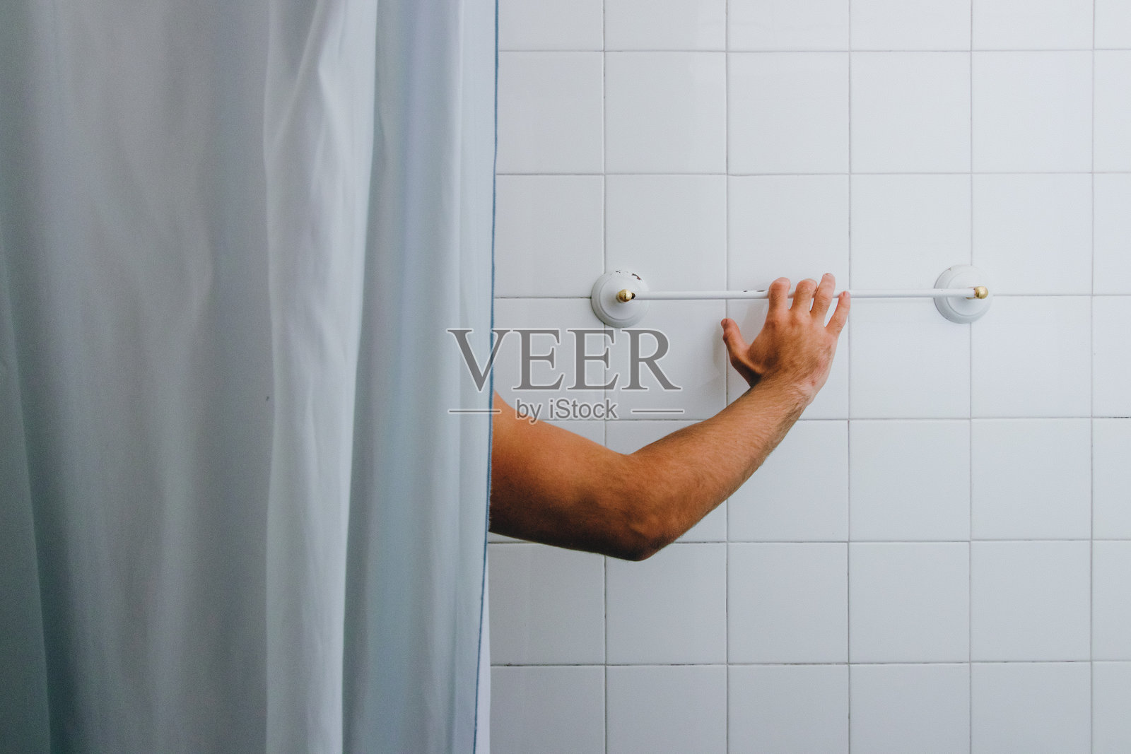 家中浴室的男人特写照片摄影图片