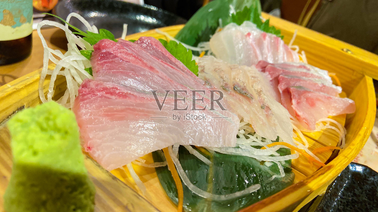 黄尾鱼生鱼片。照片摄影图片