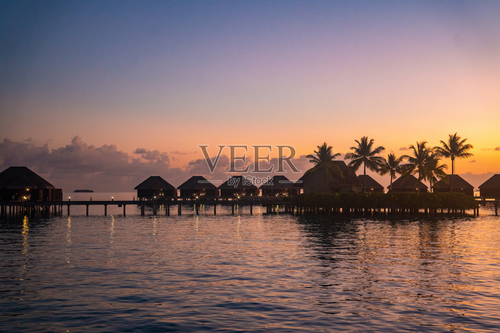 马尔代夫水上别墅的日落美景照片摄影图片