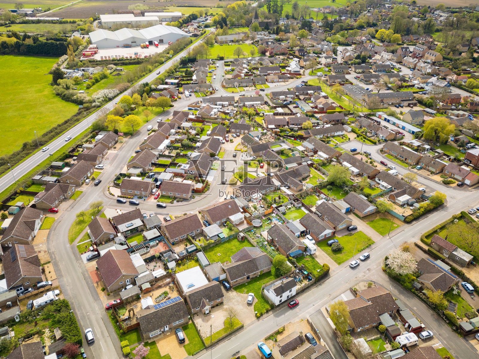 英国剑桥郡典型的广阔村庄的无人机高空视图。照片摄影图片