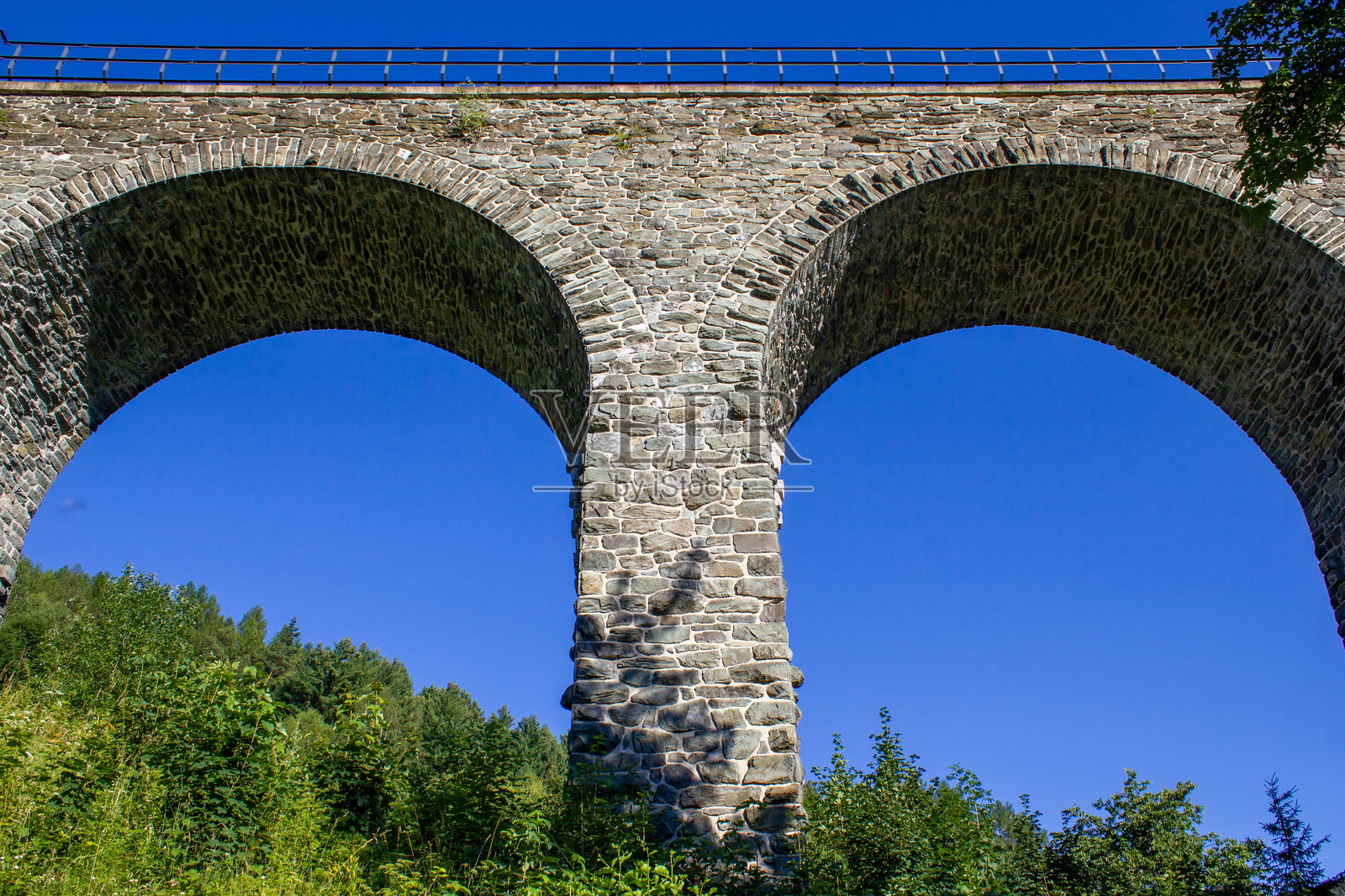捷克共和国森林中的一座历史铁路高架桥照片摄影图片