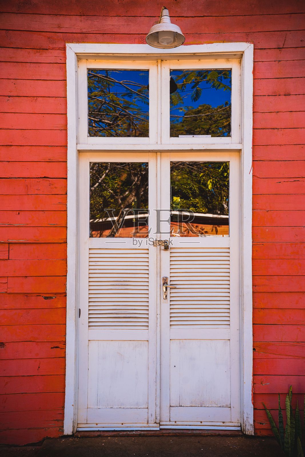 红墙上的复古白色门照片摄影图片